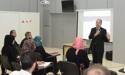 جامعة العين تنظم محاضرة عن 