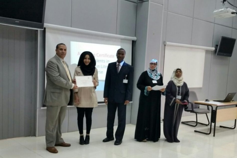 مشاركة طلبة الجامعة في دورة تدريبية عن المعرفة المعلوماتية