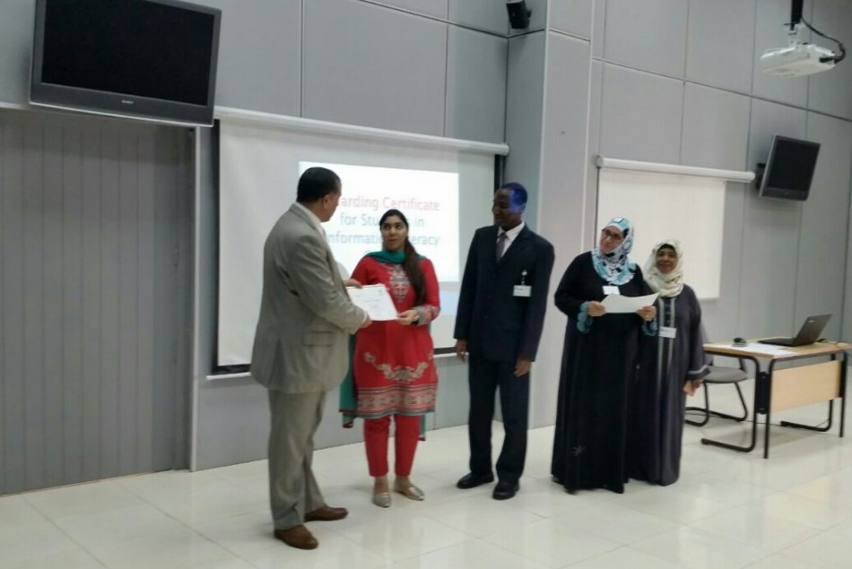 مشاركة طلبة الجامعة في دورة تدريبية عن المعرفة المعلوماتية