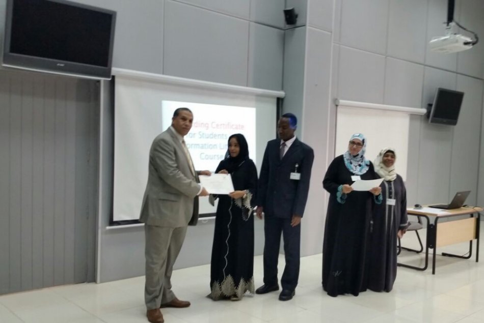 مشاركة طلبة الجامعة في دورة تدريبية عن المعرفة المعلوماتية