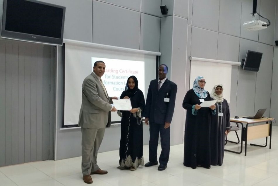 مشاركة طلبة الجامعة في دورة تدريبية عن المعرفة المعلوماتية