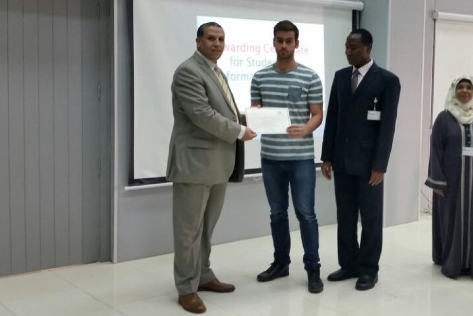مشاركة طلبة الجامعة في دورة تدريبية عن المعرفة المعلوماتية