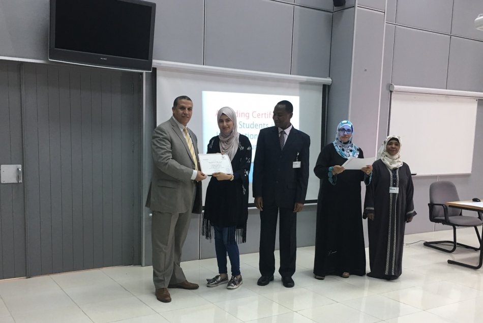 مشاركة طلبة الجامعة في دورة تدريبية عن المعرفة المعلوماتية
