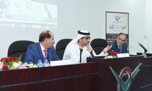 ضمن فعاليات اليوم العلمي الأول لكلية الاتصال رئيس تحرير صحيفة الاتحاد يطلع على أعمال الطلبة ويتحدث عن السعادة والتسامح
