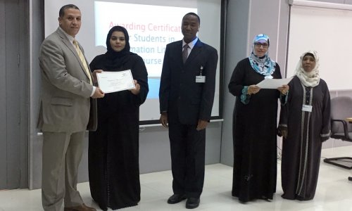 طلبة جامعة العين يشاركون في دورة تدريبية عن المعرفة المعلوماتية
