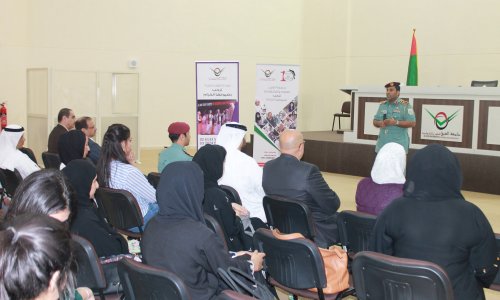 محاضرة توعوية في جامعة العين حول طرق استخدام وسائل التواصل الاجتماعي