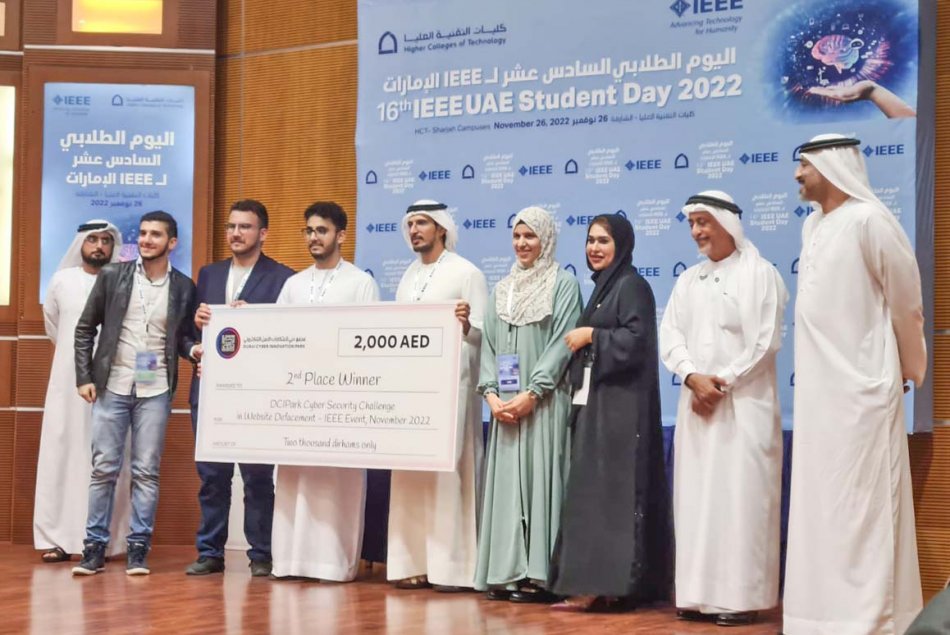 الطلبة الفائزين في مسابقة IEEE