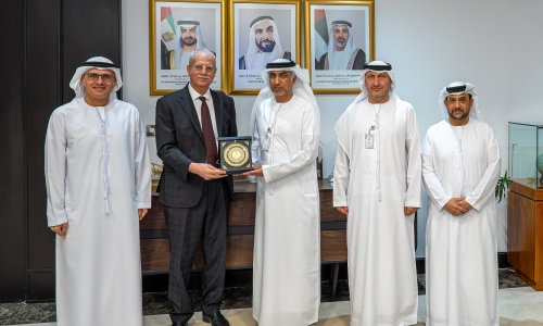 وفد من جامعة العين يزور بلدية مدينة العين لتعزيز التعاون المشترك